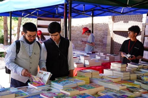 La Feria del Libro de Neuquén entra en su recta final: dos globas, libros desde dos mil pesos y un plan para estirar la salida