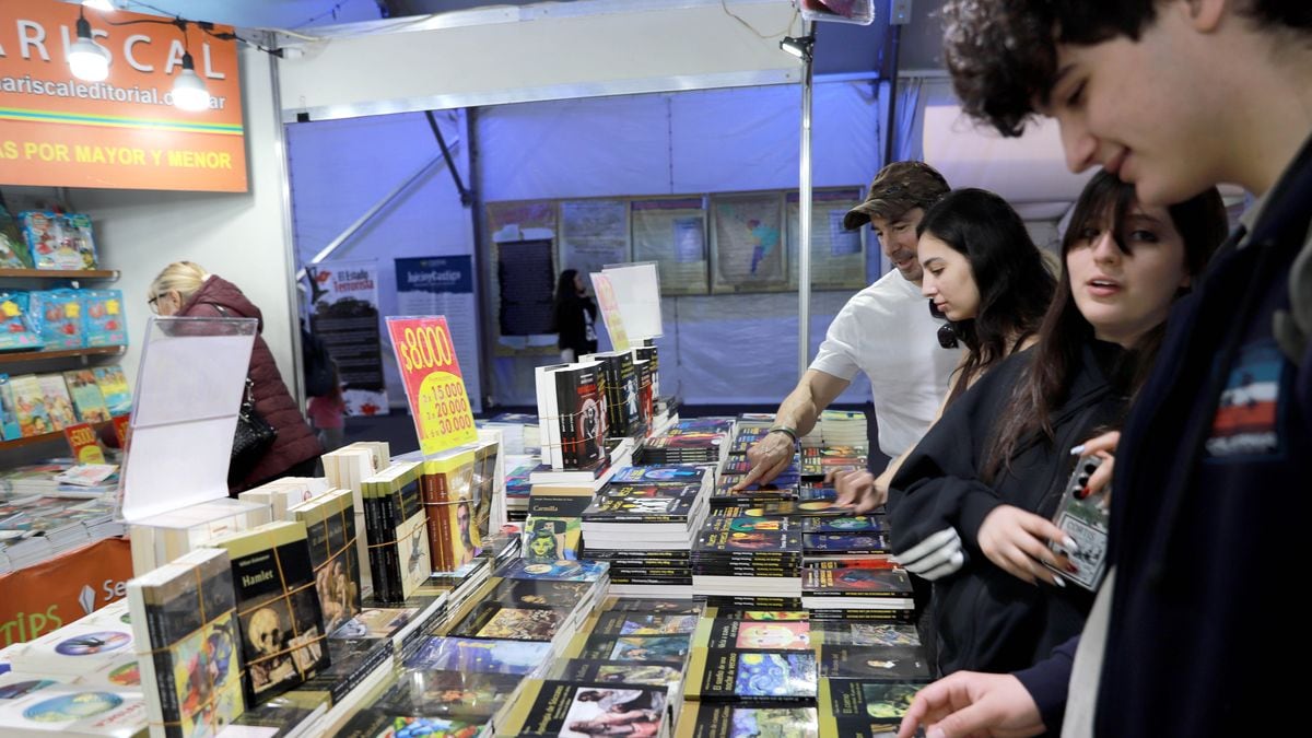 El último fin de semana de la Feria del Libro de Neuquén se vive entre globas, teatro y lecturas para todos