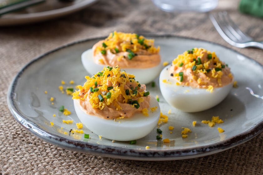 El secreto está en el colador: cómo lograr huevos rellenos con una crema más fina y aireada