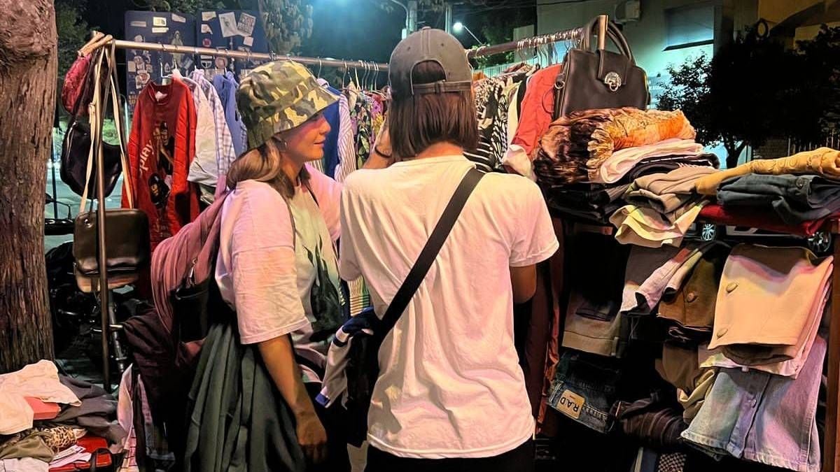 La Vereda Cultural de Neuquén desdobla la jornada: feria vintage de tarde y una fiesta que festeja dos años de RANDOM XP