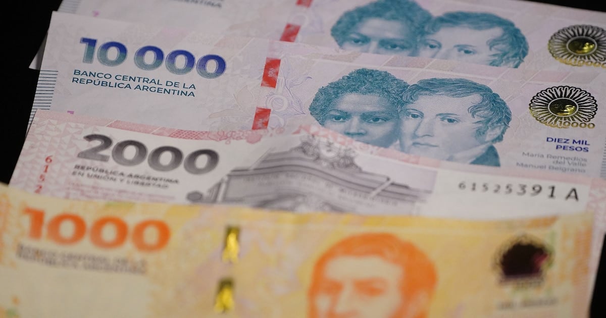 Un billete en retirada: los mil pesos ya no alcanzan ni para medio kilo de pan y la calle se los come