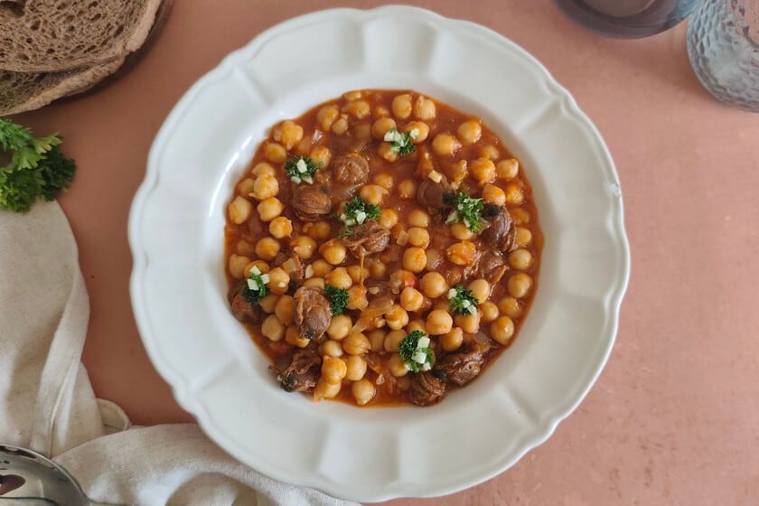 Garbanzos con zamburiñas: la comida de media hora que reconcilia legumbres y lata