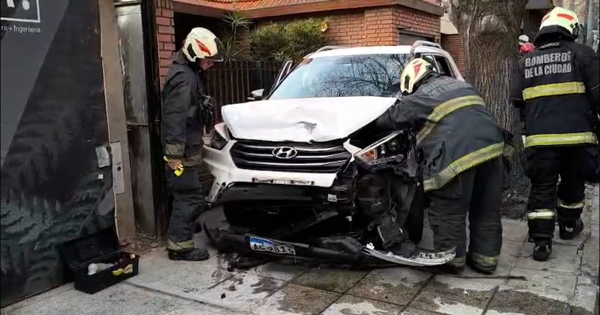 Un conductor perdió el control de su auto y provocó daños sobre la vereda en Palermo