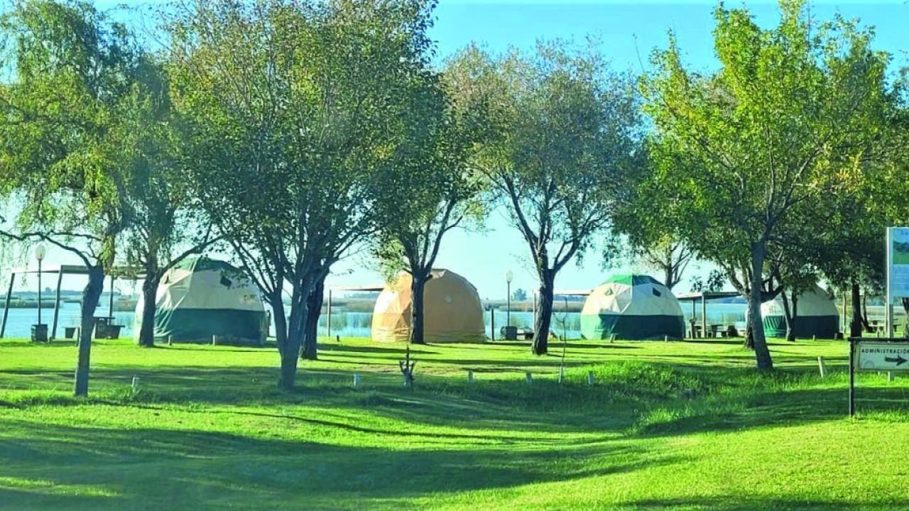 Cinco glampings en Buenos Aires para dormir entre lagunas, sierras, médanos y bosque
