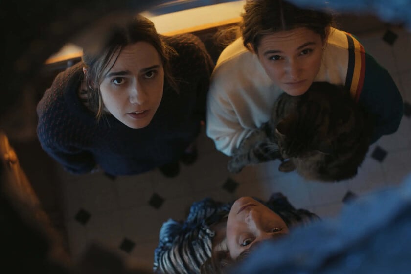 "Such Brave Girls" vuelve a la carga: la familia más disfuncional de la comedia británica suma seis capítulos en Filmin