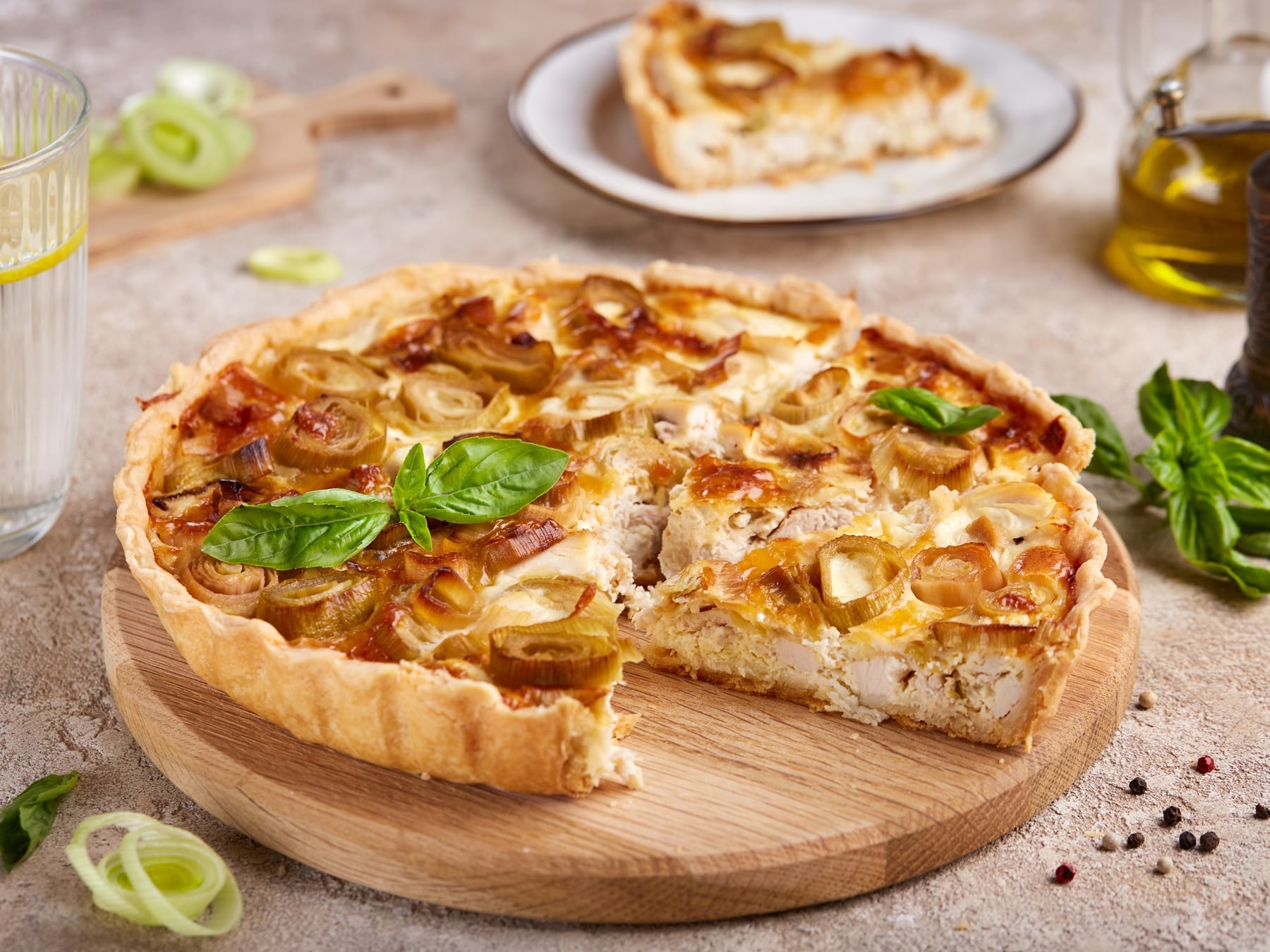 Aprovechar el pollo que sobra: cinco rellenos para una tarta casera y sin complicarse