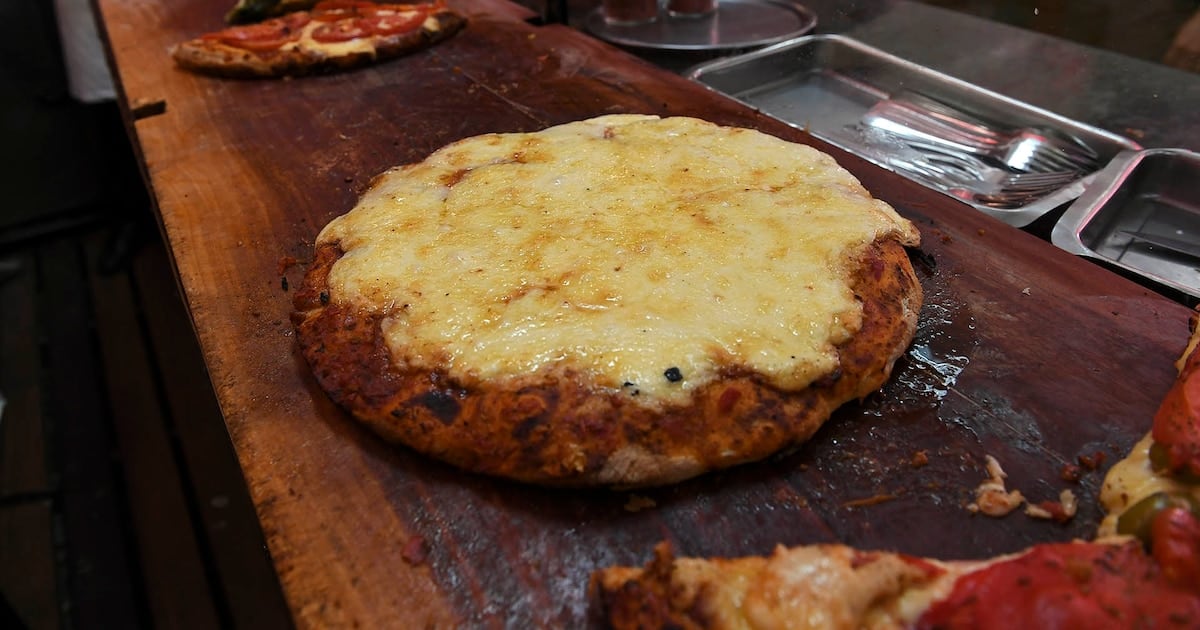 Cuentas que arden en Corrientes: $51.390 por una pizza chica, una fainá y una cerveza en Güerrín