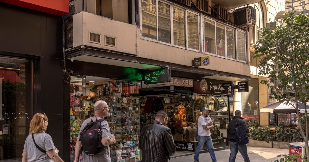 El dólar amanece clavado en 1.535 pesos en el Nación y el blue se mantiene en 1.550
