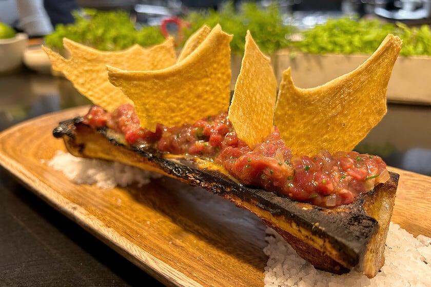 Carne cruda, tuétano caliente: el steak tartar que sirve un restaurante de Sevilla dentro de un hueso abierto