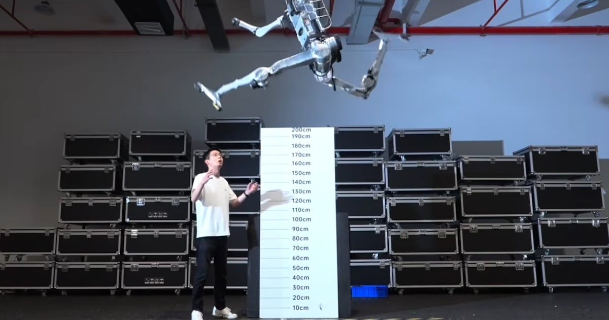 Una india filma sus tareas domésticas con el celular en la cabeza y cobra por entrenar robots con inteligencia artificial