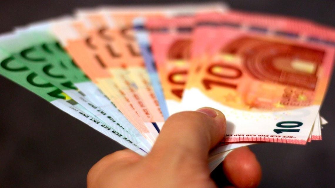 El euro blue arranca la rueda con un alza de seis pesos y se aleja de la pizarra oficial