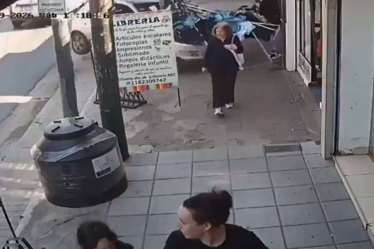 Atropelló a una joven en la vereda de un comercio de ropa en Almirante Brown y terminó contra el frente del local