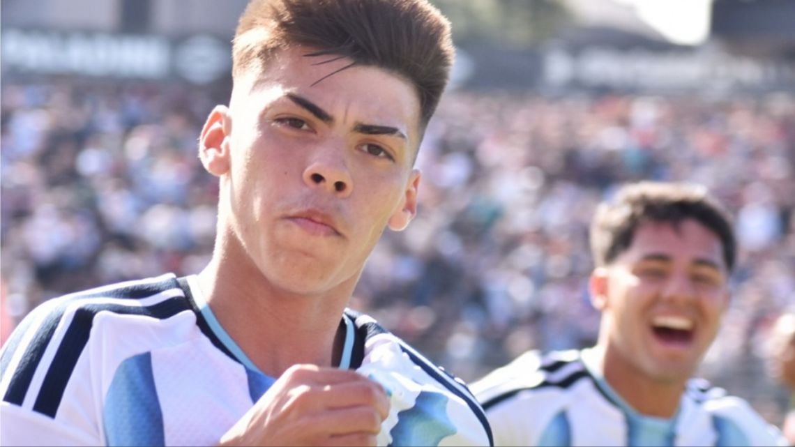Argentinos, al frío de Rosario les sobraba la fe: 1-0 a Perú y final asegurada