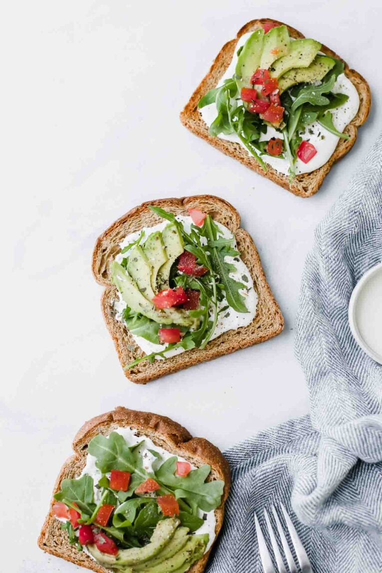Tostadas con palta: cinco combinaciones para resolver cualquier comida del día sin complicarse