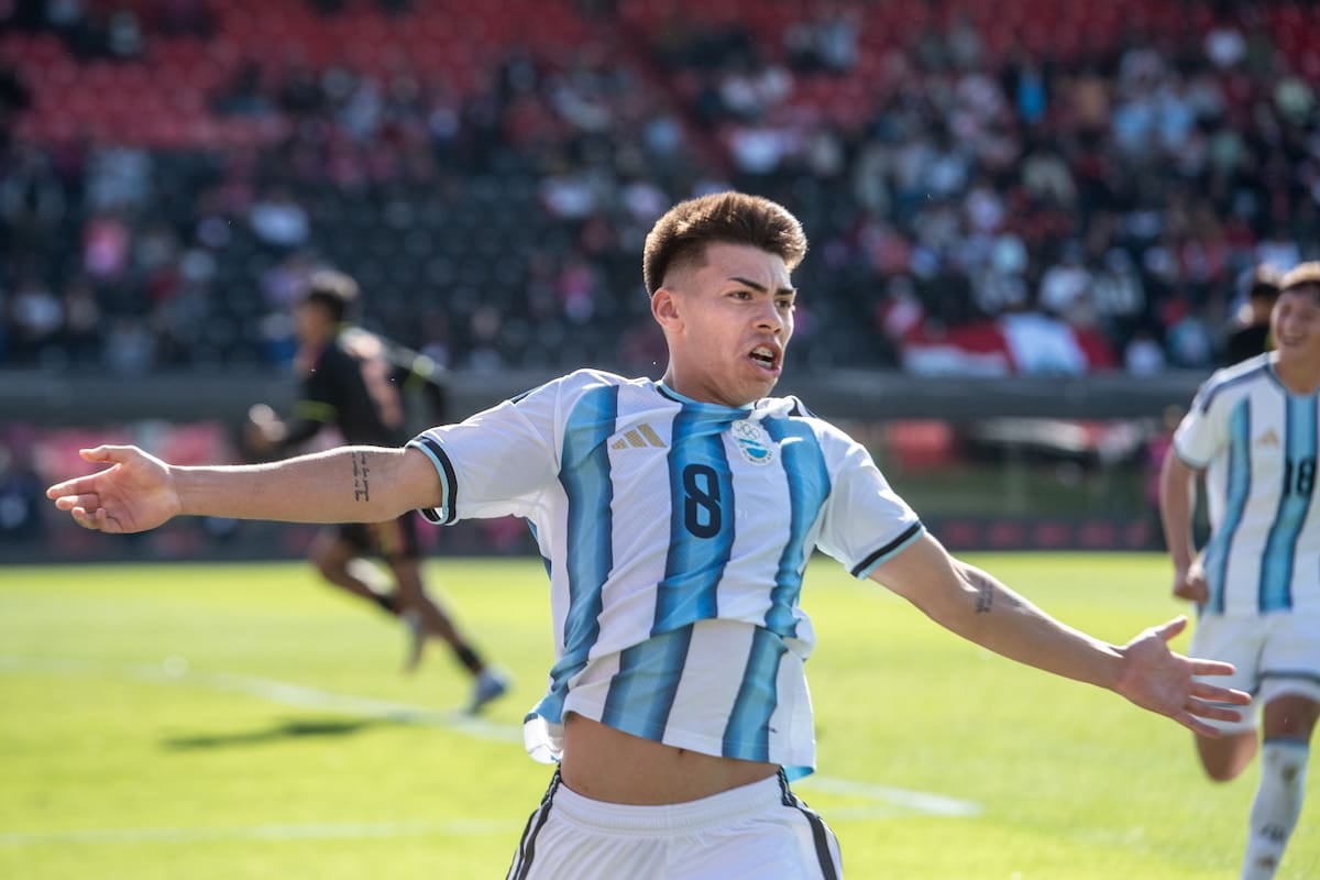 Espíndola la clavó sobre la hora y la Argentina va por la dorada frente a Paraguay