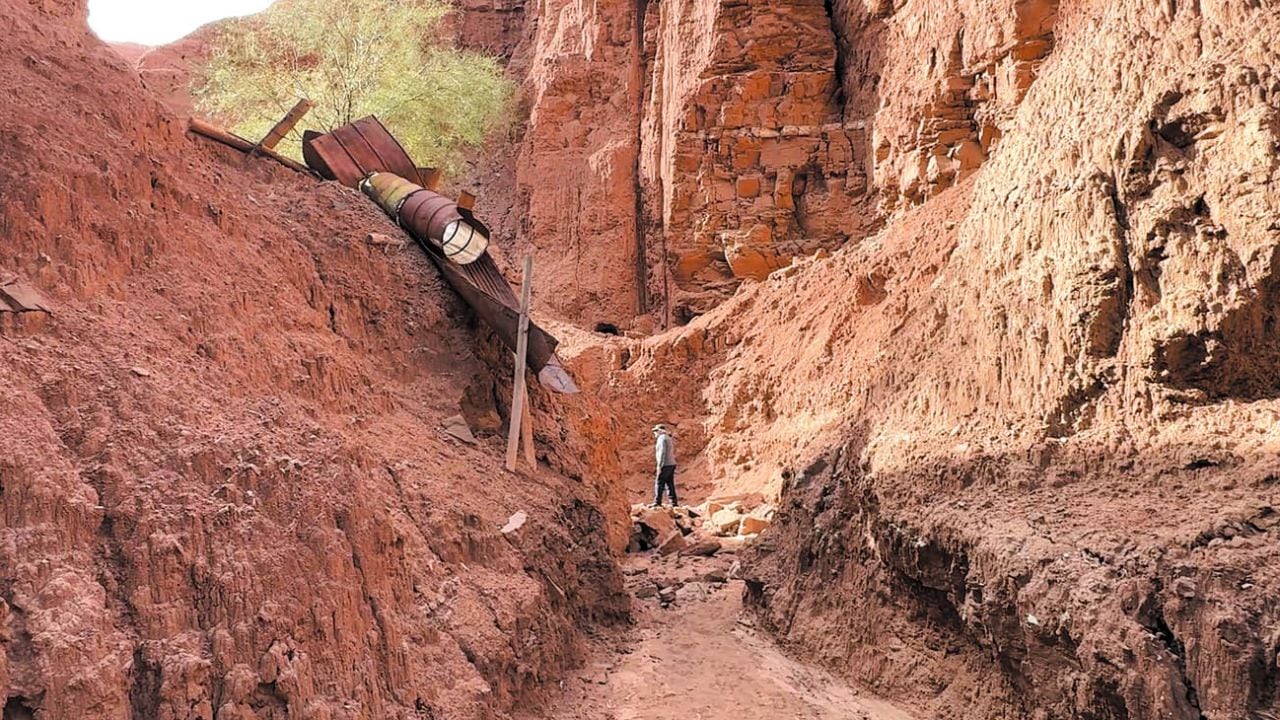 A pie por la Precordillera: la huella minera que el ripio y la arena todavía custodian
