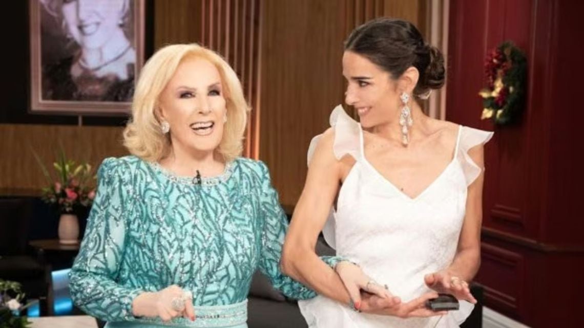 Juana Viale se queda al mando del fin de semana mientras Mirtha Legrand sigue peleándola desde el Mater Dei