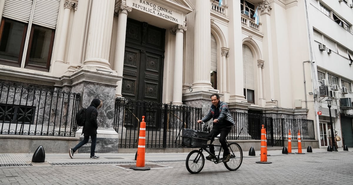 El minorista tocó un nuevo tope nominal en el Banco Nación, mientras el blue quedó quieto y el mayorista encadenó su tercera suba