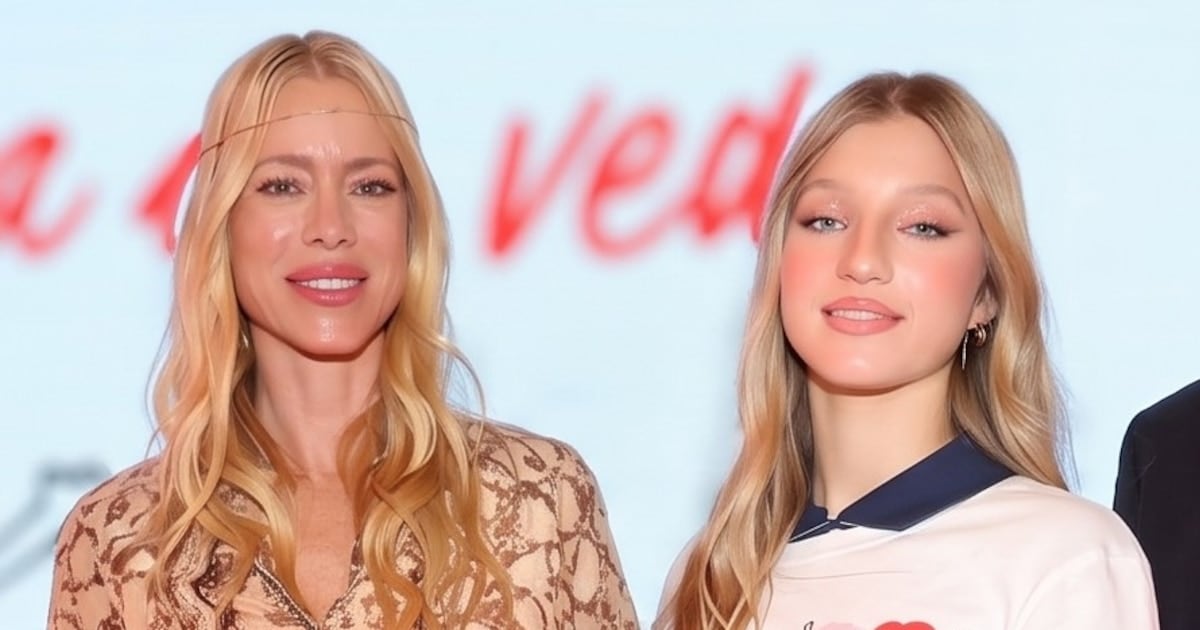 Allegra Cubero se subió a la pasarela y Nicole Neumann la miró desde la primera fila: la tarde que mezcló moda y solidaridad