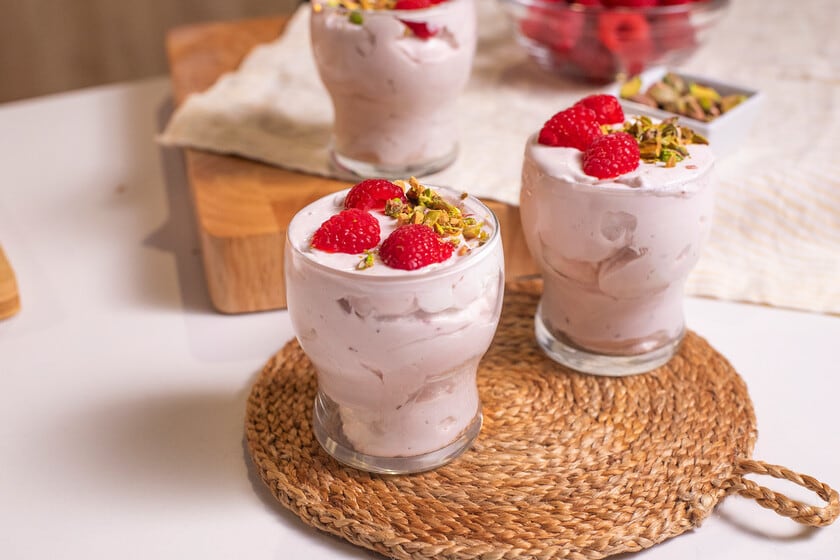 Una mousse de frambuesas sin huevo, lista en 15 minutos y con solo dos horas de espera en la heladera