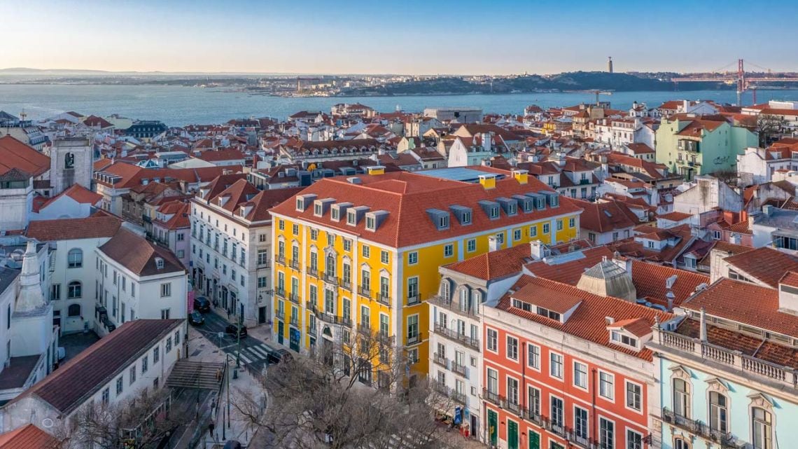Lisboa en clave de vino y memoria: dormir en un palacio de 1747 frente al mejor mirador de la ciudad