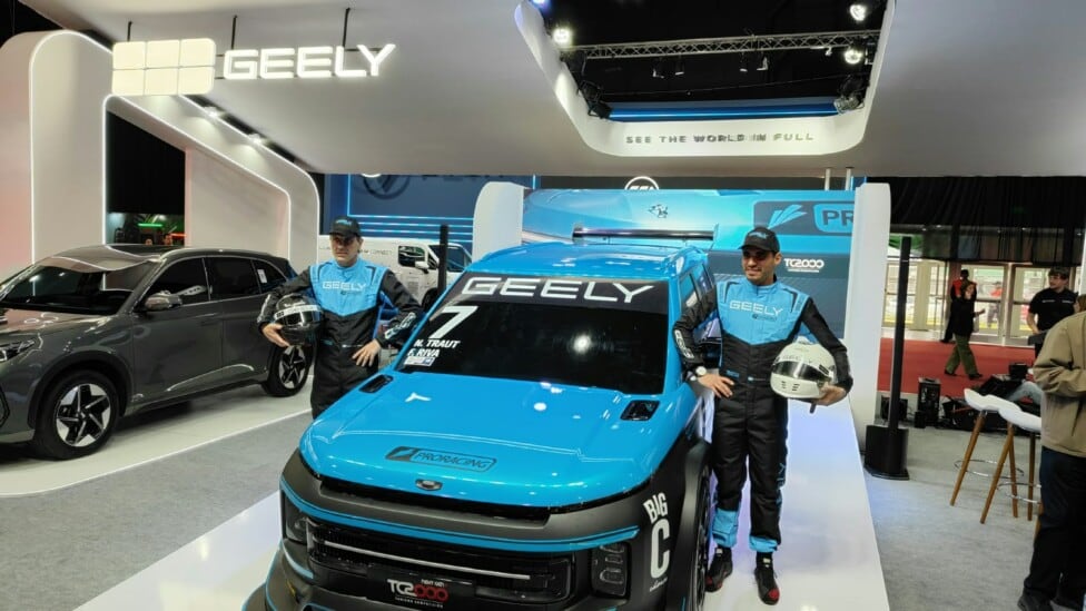 Geely cruza el charco y se prende al TC2000 con dos pilotos y una SUV turquesa