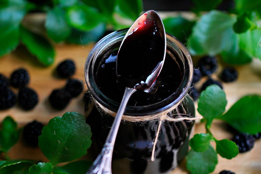 Mermelada casera de moras silvestres: el truco de la manzana y el colado fino para una textura sin semillas