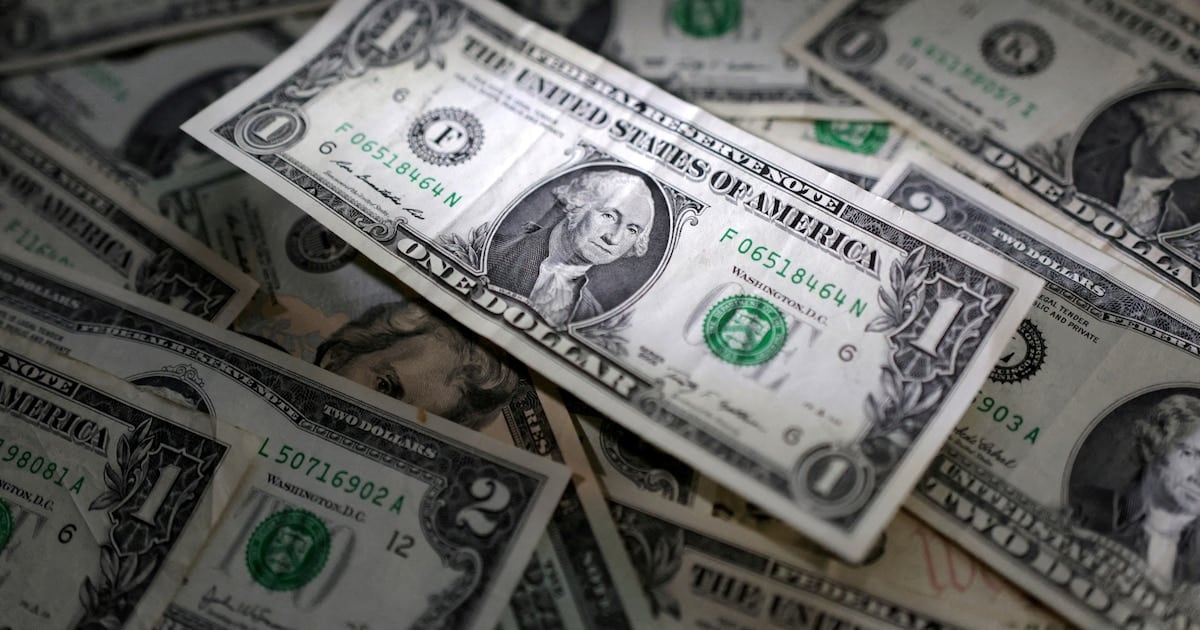 La cotización bancaria cedió cinco pesos en cinco jornadas y el mayorista recortó 0,4% en la semana