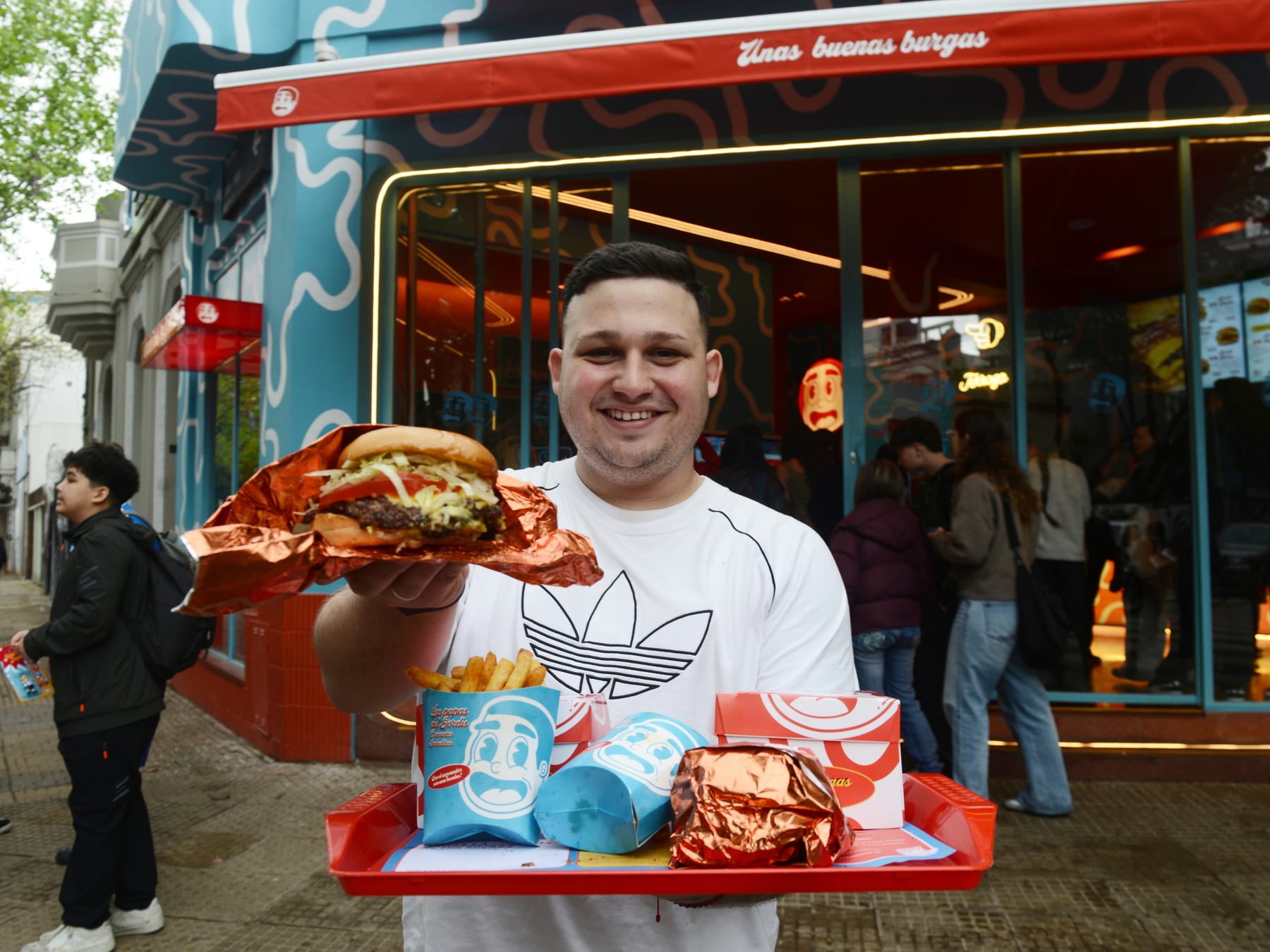 El Gordis aterrizó en Palermo: un cronista de hamburguesas abre su propio local con cuatro recetas de carne y una de pollo