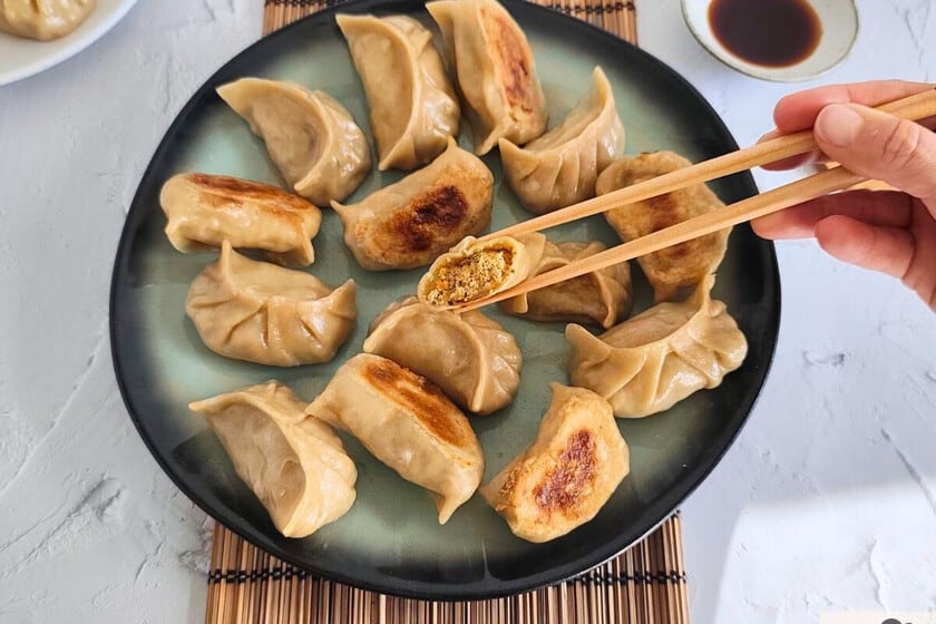 Treinta gyozas caseras de verduras: el truco del líquido de los hongos para ganar sabor en la masa