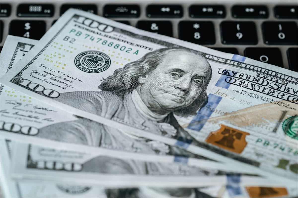 El dólar oficial sostiene los $1540 y el blue se ancla en $1560 mientras la City duerme el domingo