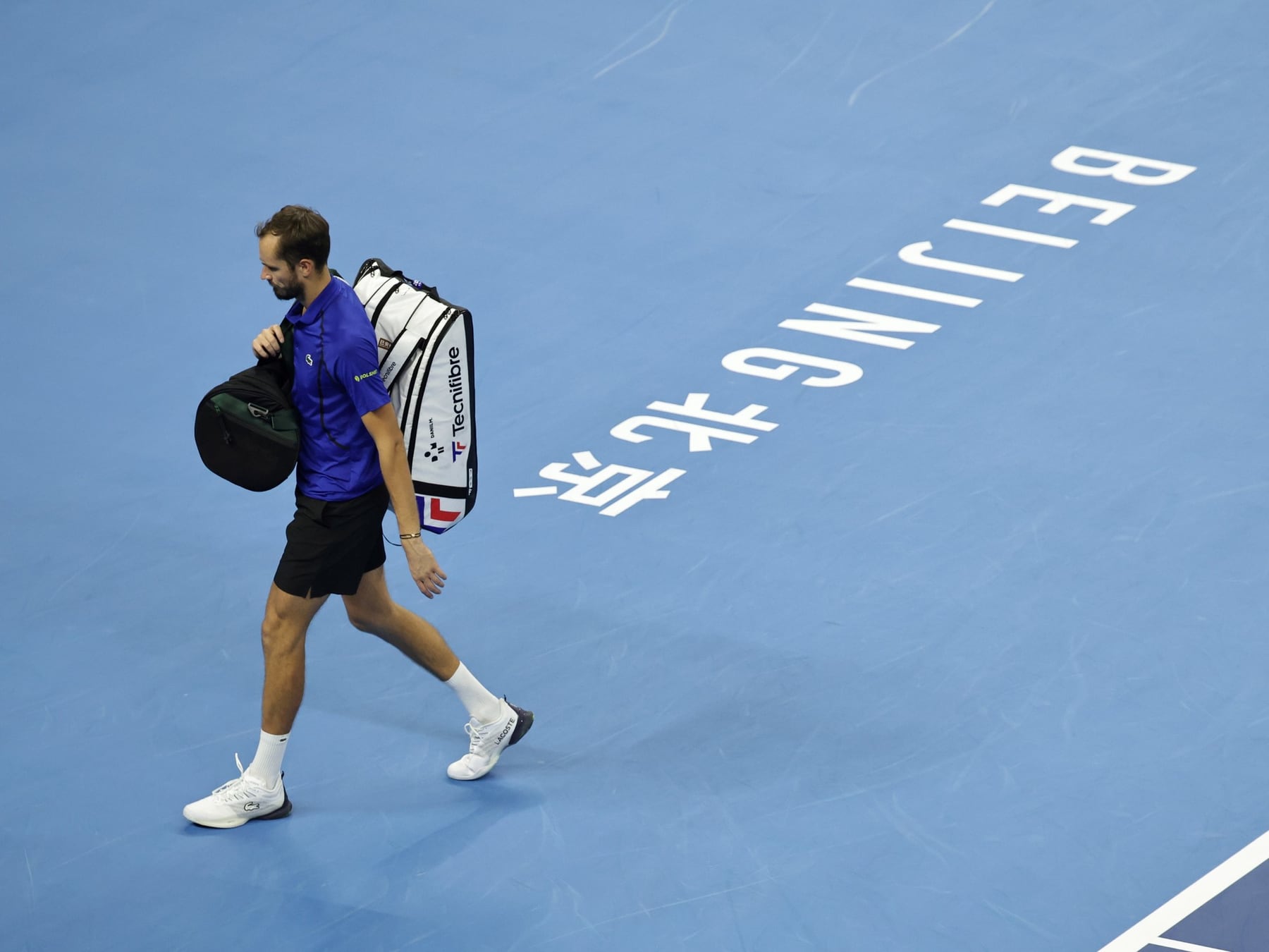 Medvedev se quedó afuera de Pekín por una pelota y a Djokovic le regalaron el pasaje a la final
