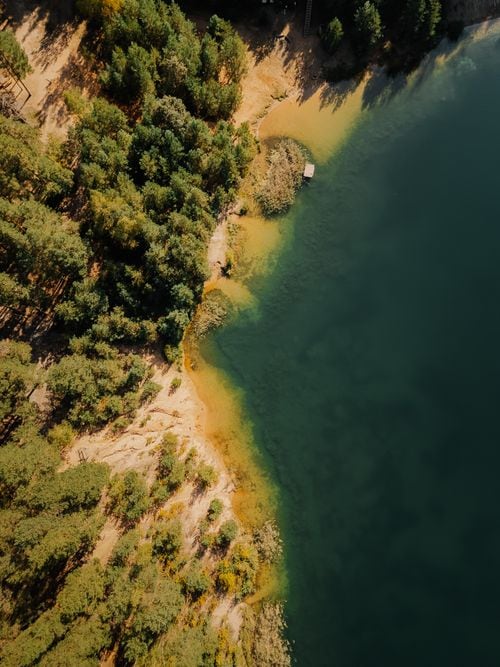 La isla del silencio: una capilla de 1933 que sobrevive en medio del lago Lácar