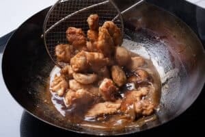 Pollo al limón con doble rebozado y salsa brillante: la receta que se entiende paso a paso