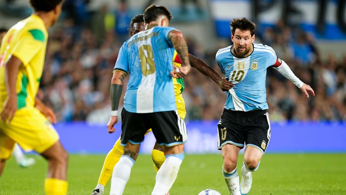 Otamendi aprovecha el centro de Messi y Argentina le gana a Benín en la noche del Diez en el Monumental