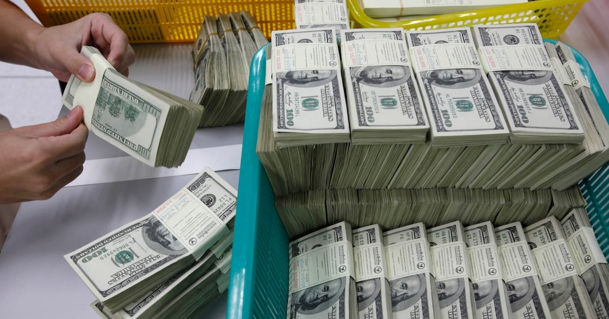 El dólar se planta en 1.540 pesos: el Banco Nación suma seis jornadas clavado y el blue se le pega a la par