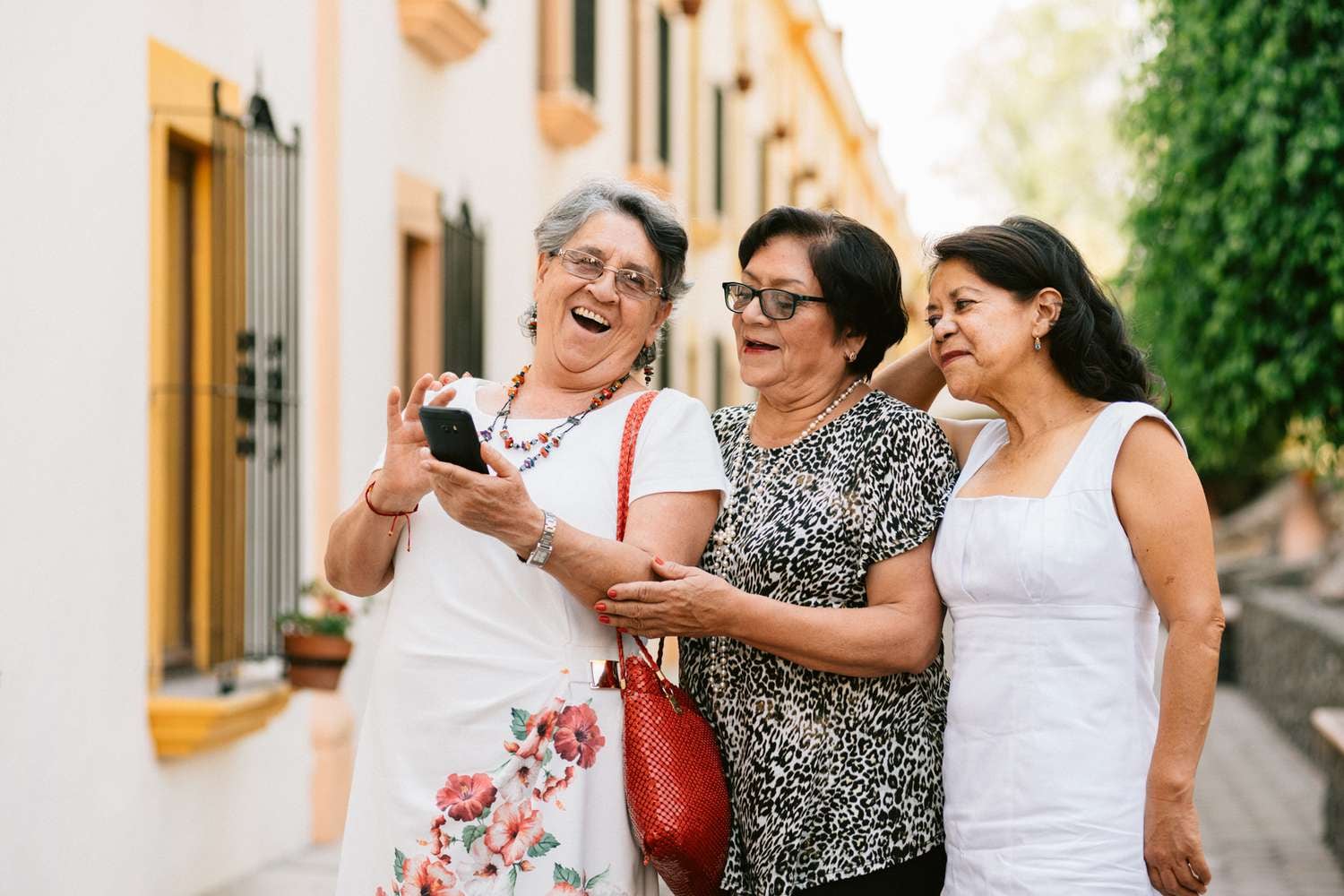 A los 85, con la valija siempre lista: la amistad que las llevó a cruzar medio mundo