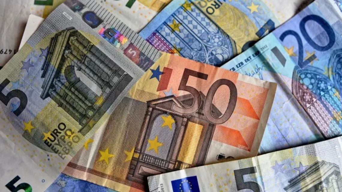 El euro blue retrocedió seis pesos este viernes y se consolidó por debajo de los $1.840 para la venta