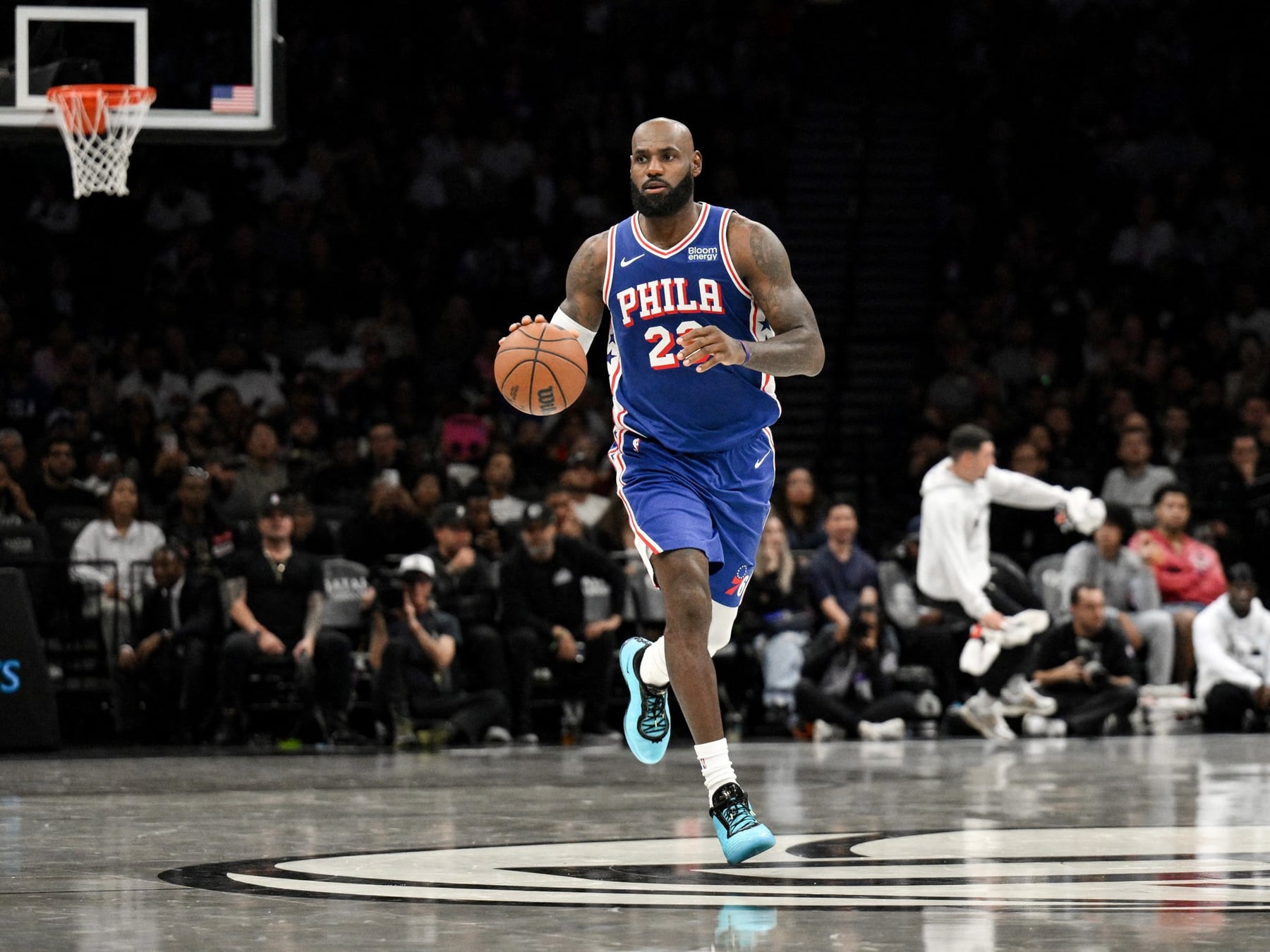 LeBron ya se puso la 23 de los Sixers: el rey se mudó y Brooklyn le cortó la fiesta