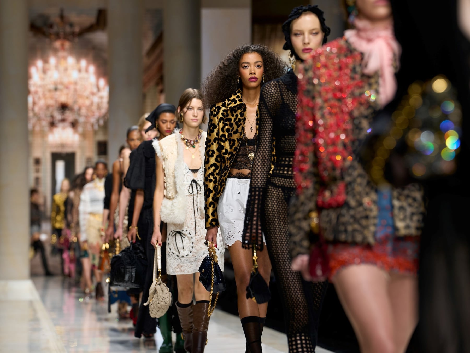 Milán cerró su semana de la moda con lentejuelas, faldas con aberturas y un mapa que mira a los 2000