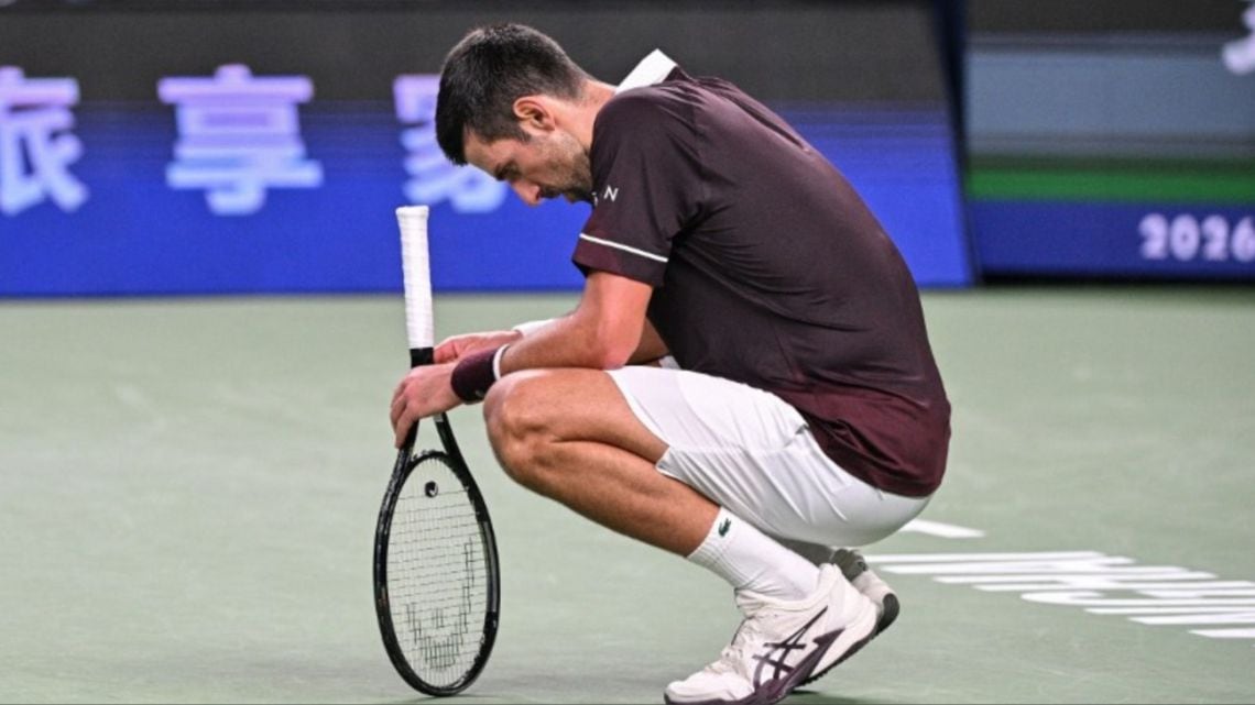 El frío de Shanghái le pasó factura a Djokovic y el Masters de fin de año empieza a quedarle lejos
