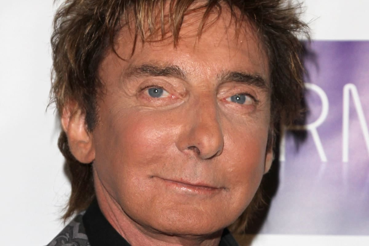 Barry Manilow se bajó del escenario en Las Vegas y la bronquitis vuelve a poner en pausa su regreso