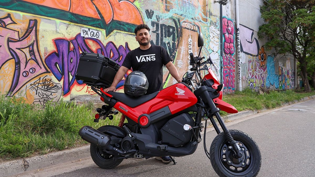 A los 40, Nicolás cierra el taller, se sube a una Honda Navi y se va de Neuquén hasta Alaska