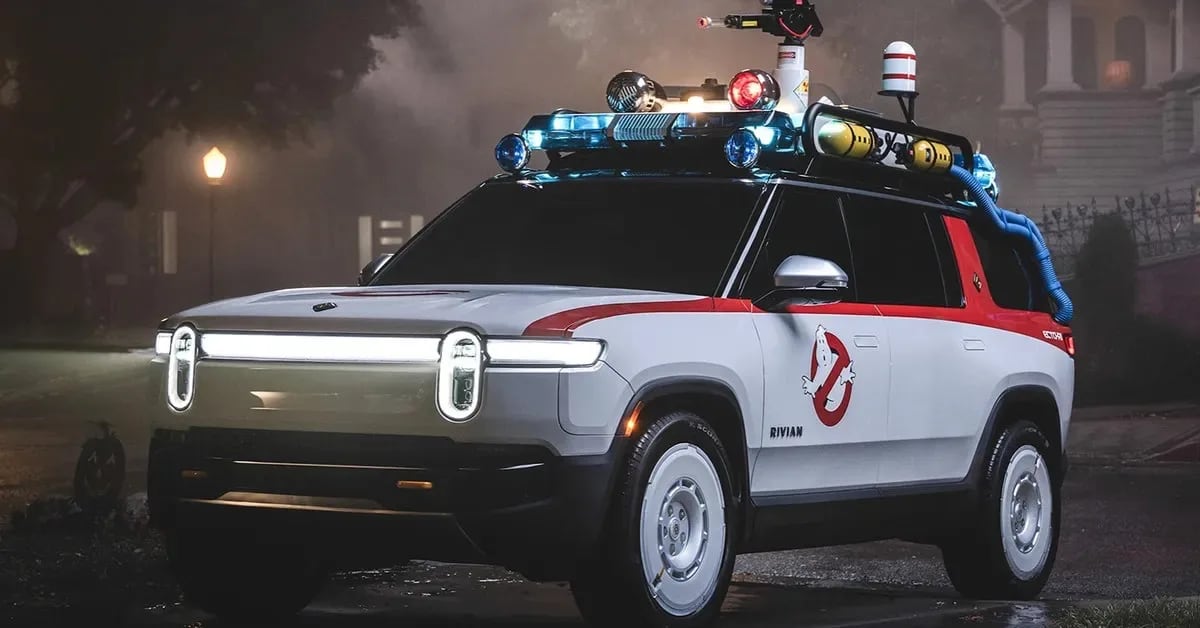 Murray revive a Venkman al volante de una camioneta con espíritu de Ecto-1: la apuesta de Rivian para festejar Halloween