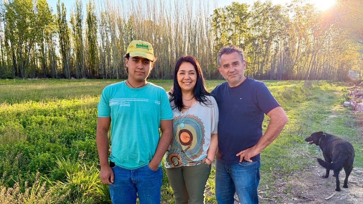 Una pareja que trabaja doble turno: de día en la oficina, de tarde en la chacra heredada