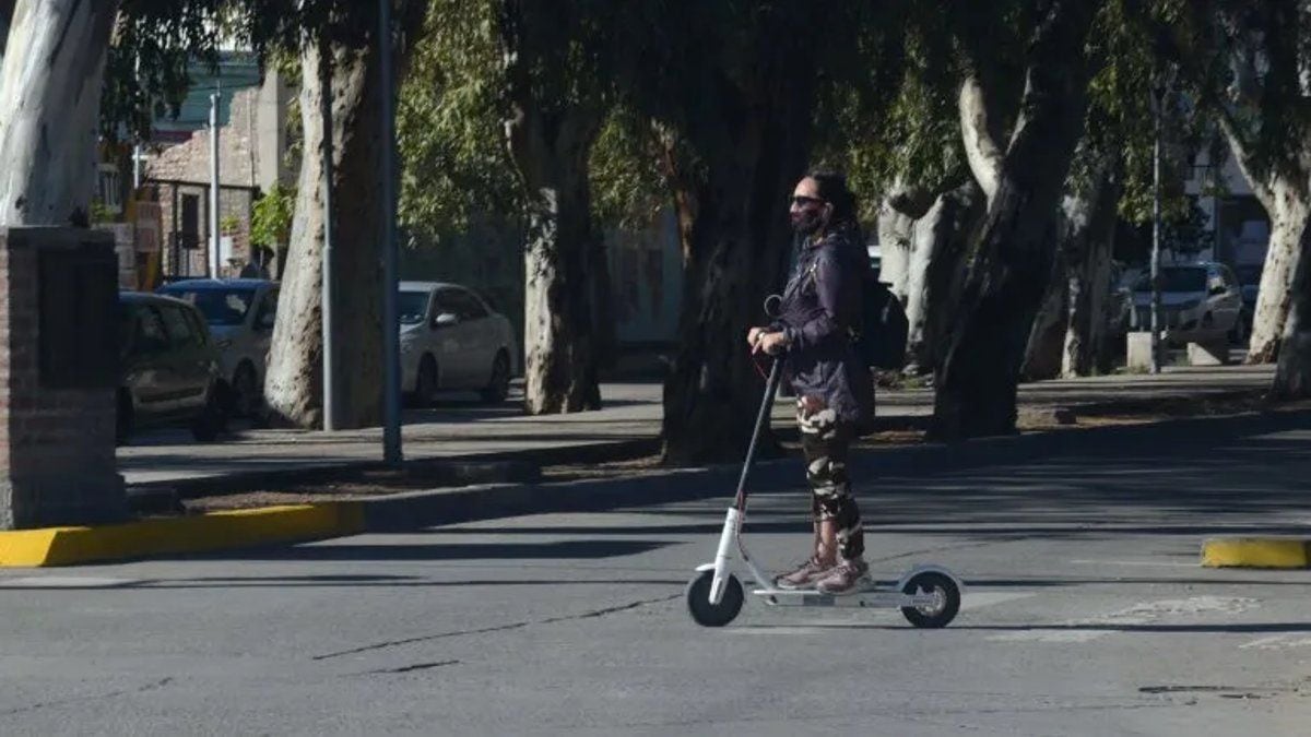Neuquén se sube al monopatín: cien vehículos eléctricos para cambiar la cara del centro y llegar al verano con todo