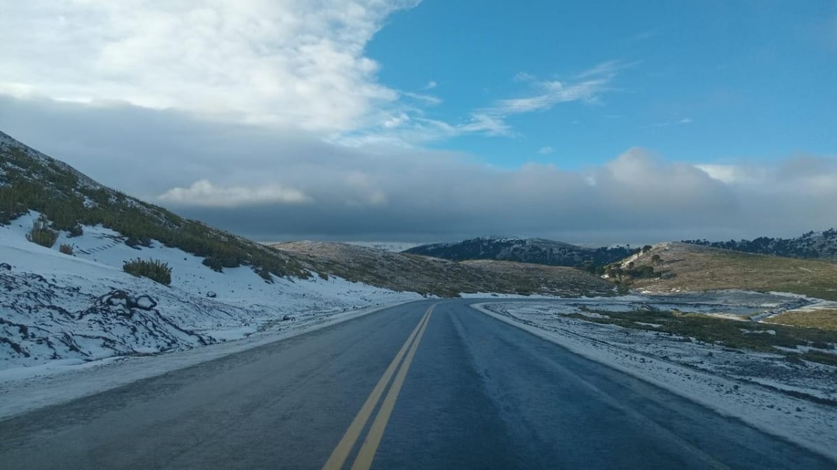 La cordillera neuquina amanece con los dos pasos abiertos, hielo en la calzada y las cadenas como única compañía