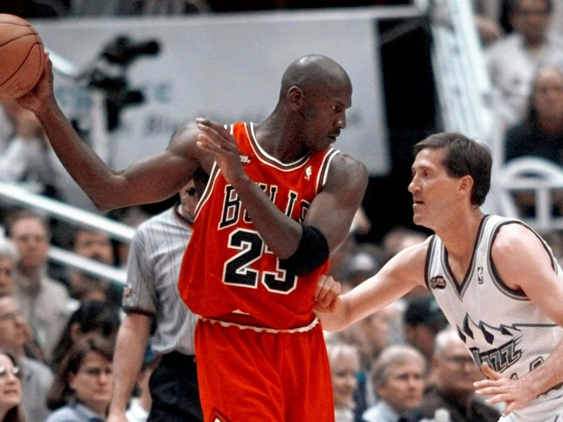 Catorce millones por un trapo rojo con historia: la camiseta del 98 sigue dando que hablar