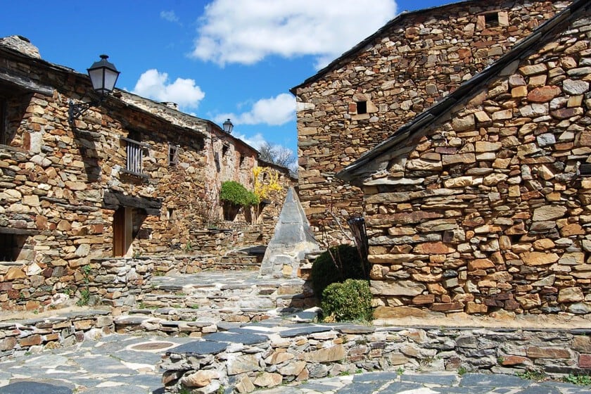 Umbralejo: el pueblo de pizarra que volvió a abrir sus puertas en la Sierra Norte de Guadalajara