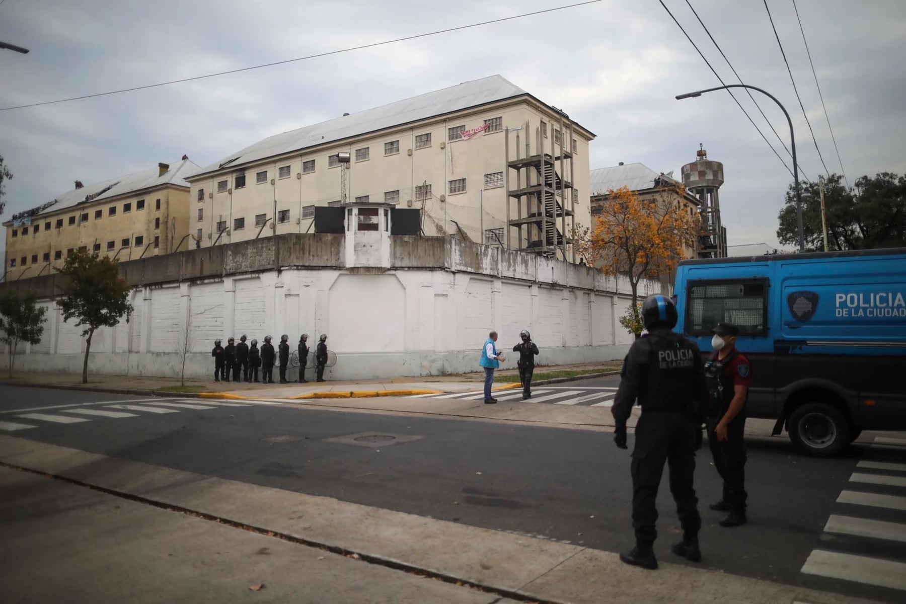 Más de 1.050 internos ya fueron derivados de Devoto a Marcos Paz y familiares cuestionan la entrega de pertenencias